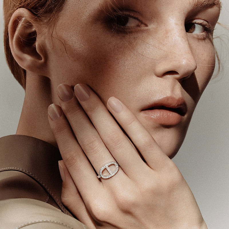 【手元にアクセントを】HERMES Chaine d'ancre コンターリング Chaine d'ancre Contour ring | Hermès Singapore